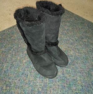 Black winter boots